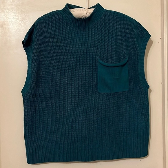 NWT sleeveless sweater top with high neck and pockets medium - Picture 1 of 4